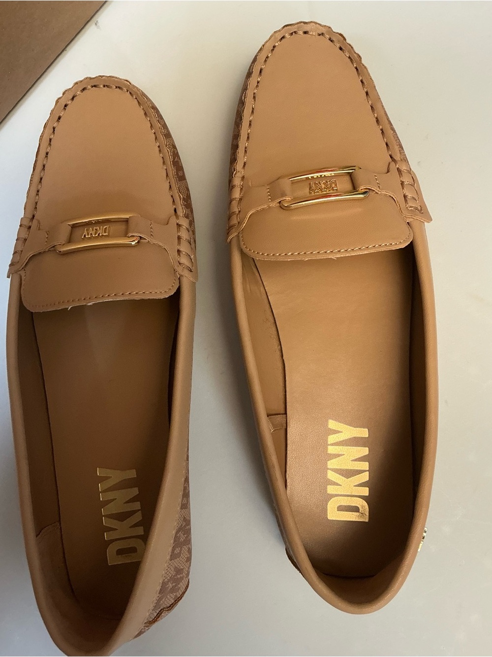 2418 - DKNY Tan Monogram Logo Loafers Driver Moccasins Gold Hardware Size 8M - Picture 6 of 10